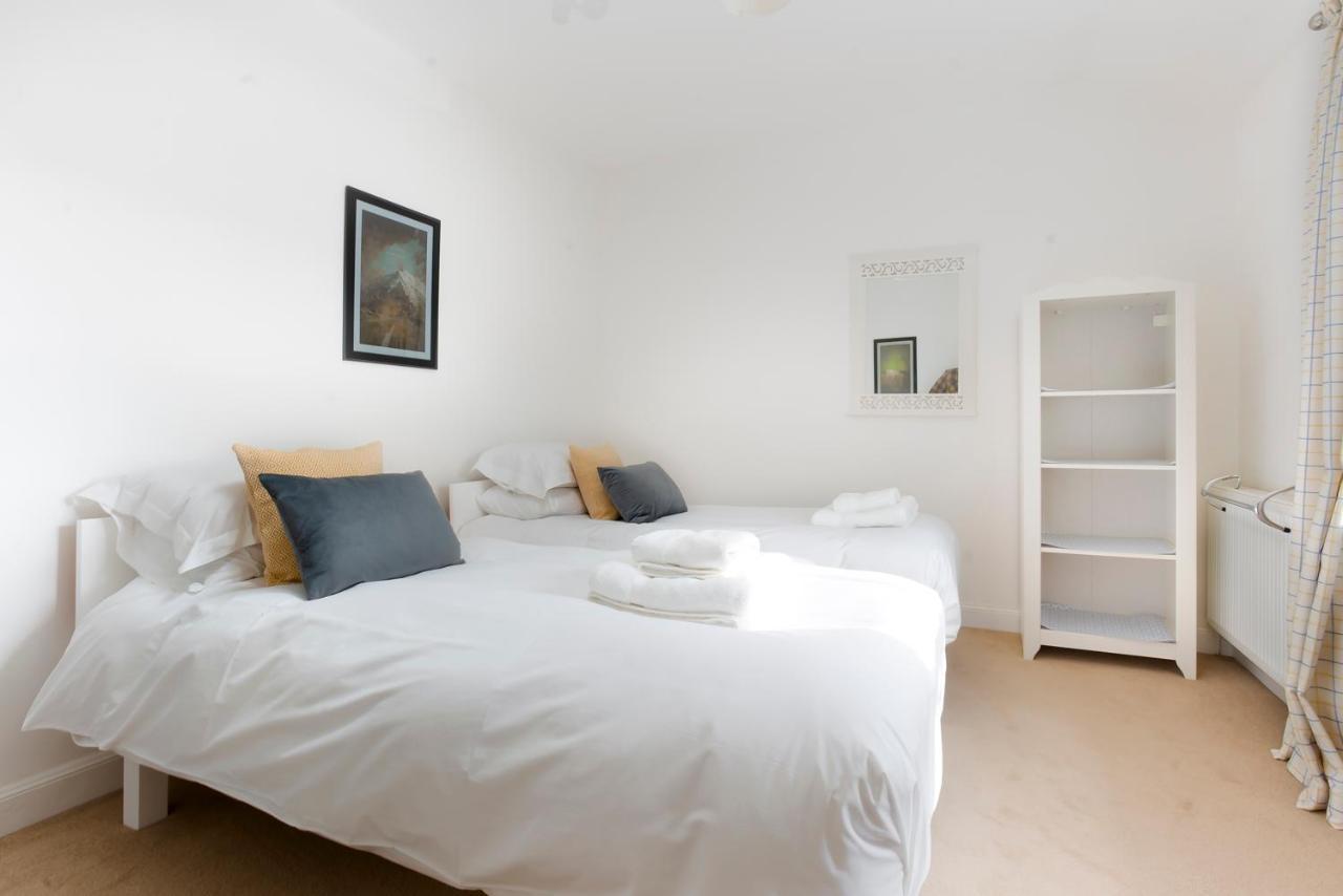 5 Lowfield, *